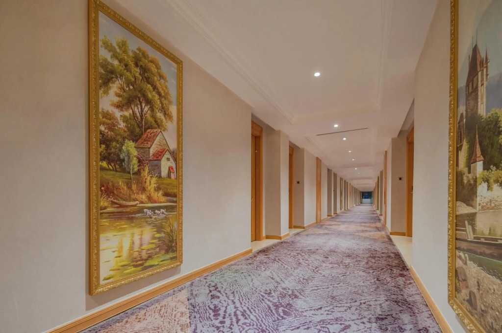 Vienna Hotel Shenzhen (FuYong metro station branch)