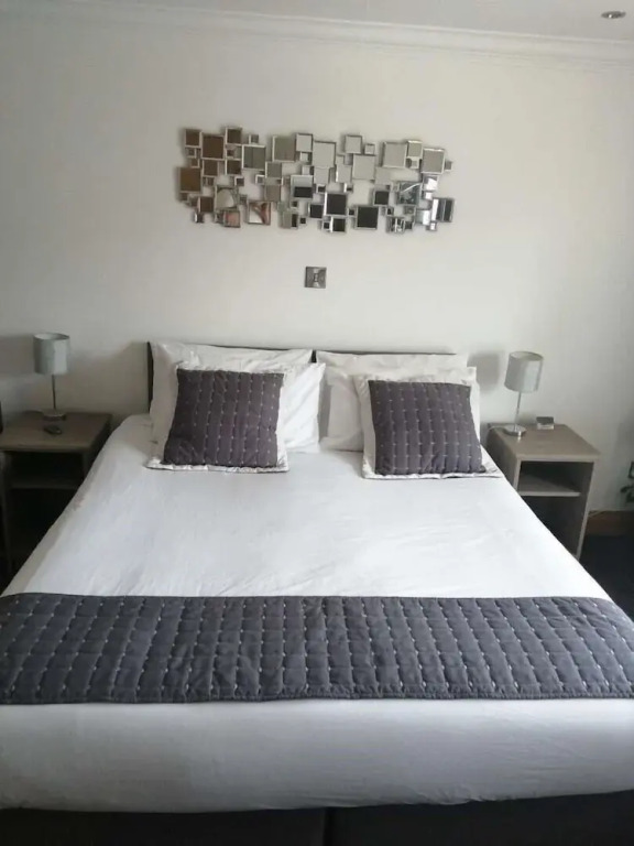 Reveller Bar Lodgings