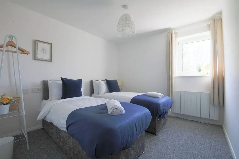 2 Bed Apartment Overlooking Water