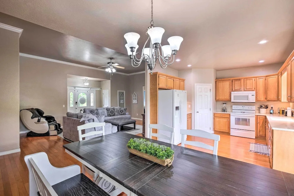 Bella Vista Home w/ Yard: Half Mile to Trails!