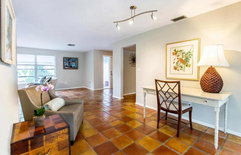 Pesaro - stylish 3BR retreat near Via Miramar Beach, beautifully renovated home with a private pool, lush tropical gardens and premium modern comforts, perfect for families and relaxing getaways, just minutes from sandy beaches and vibrant downtown Naples