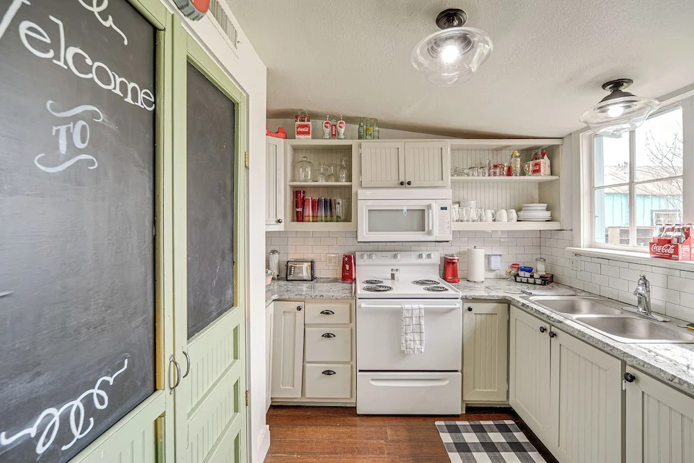 Retro Retreat in Llano w/ Screened Porch!
