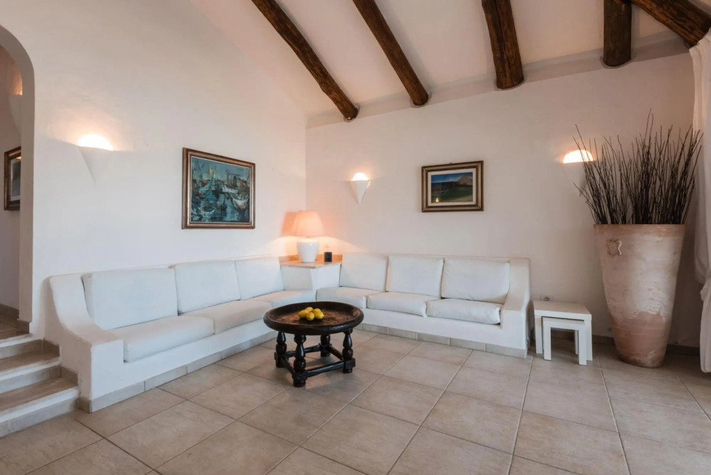 An independent villa of 250 square meters, is divided into 3 levels where the ground floor is the ma-VILLA BIANCA