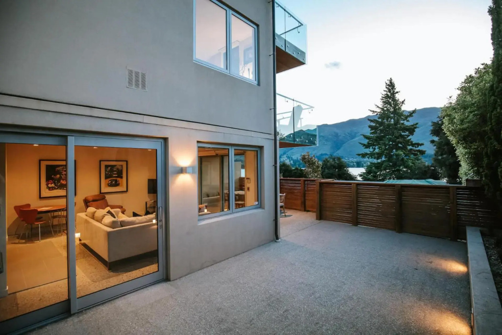 Lakeside Road - Sleeps 8 - Lake Views - Lake Front