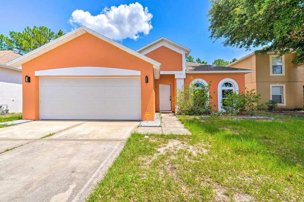 Sunny Clermont Retreat w/ Lanai: 12 Mi to Disney!