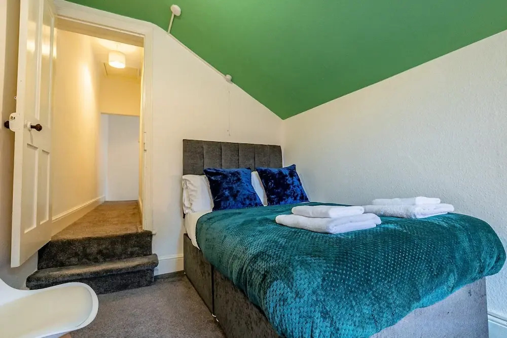 Host Stay Compton House
