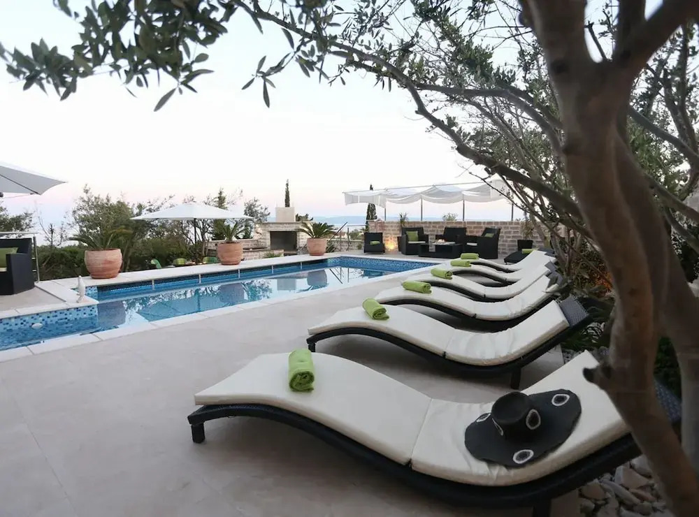 Okrug Gornji Luxurious Escape Villa with Pool