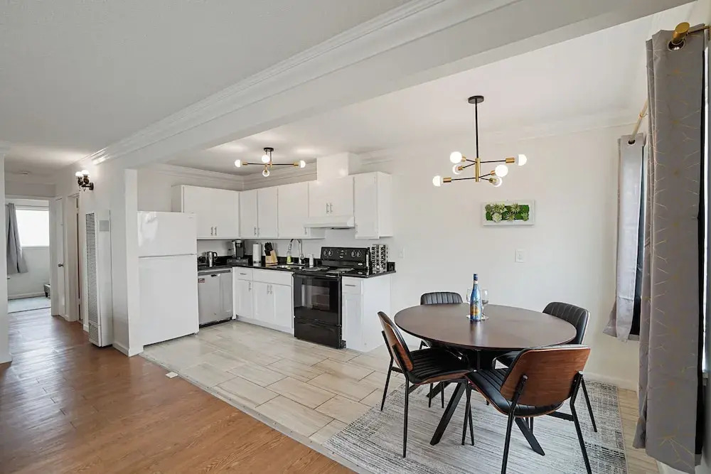 Tranquil 2BR with Coastal Mountain Views