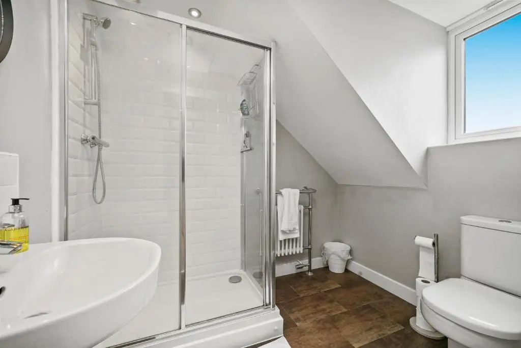 Stylish House with Pool Table, Fast Wifi, Smart TVs with Netflix, Free Parking and Garden by Yoko Property