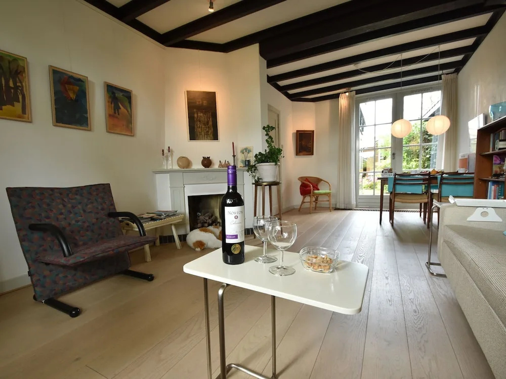 Family Home With Lush Garden and Games Room in the Heart of Artists' Town Bergen