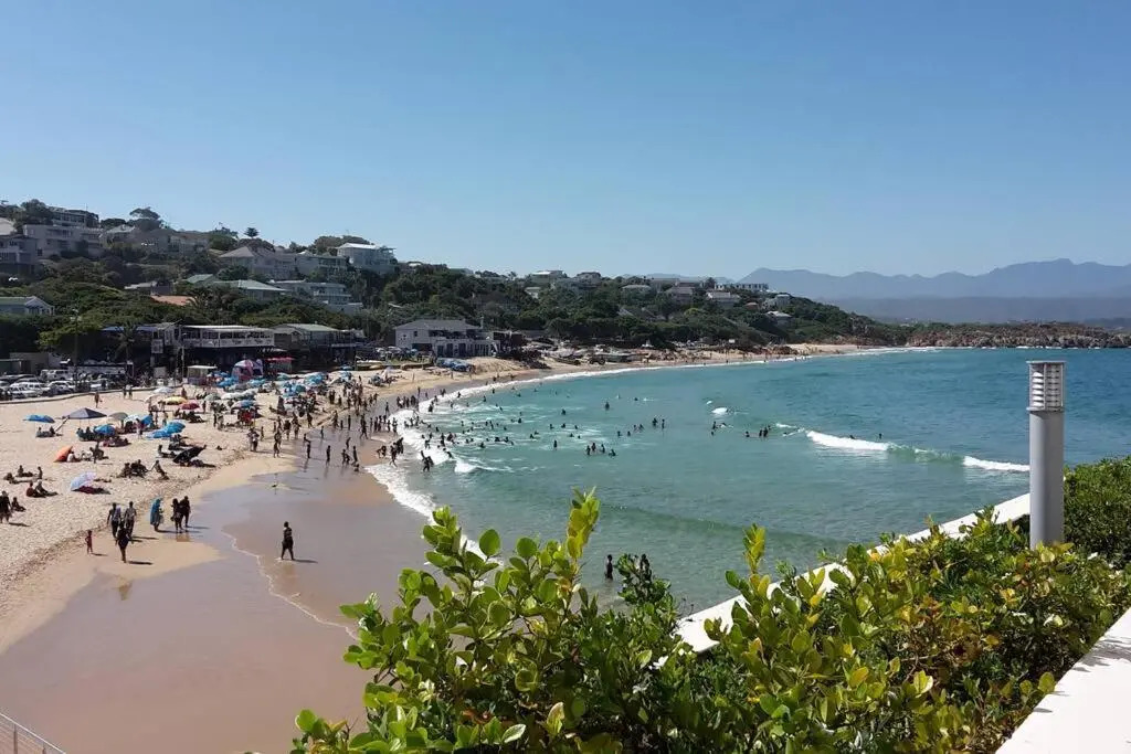 Capricorn Studio One - 150m to Solar Beach, Patio & Braai, Wifi, DSTV & Netflix