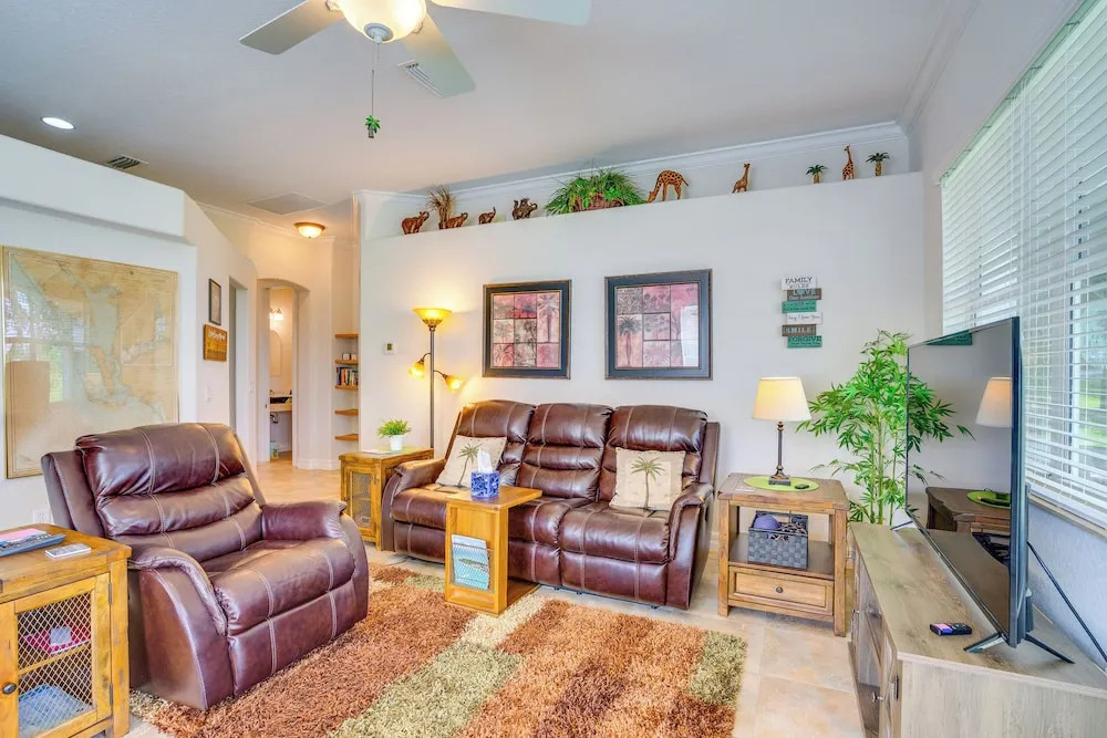 Pool Access & Lake-view Lanai! Port Charlotte Gem