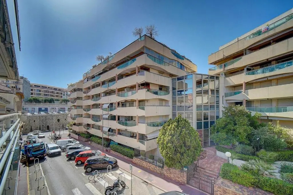 MODERNE 3 PIECES CANNES CENTRE AVEC BALCON l! A2B67