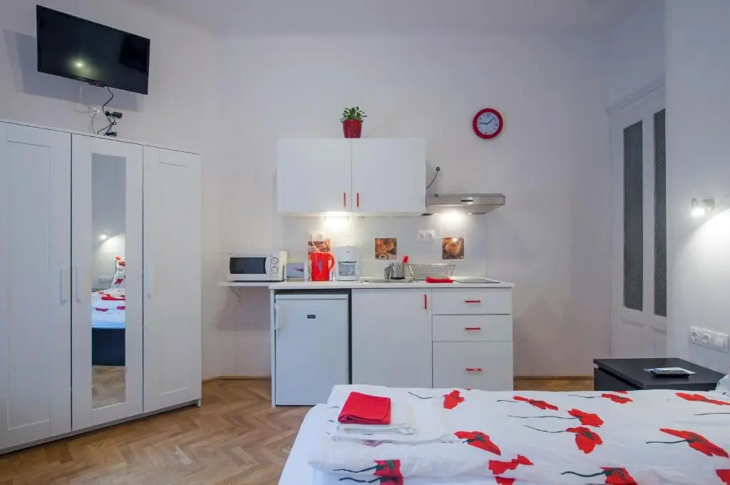 PARKING, AC, WIFI FLAT NEXT TO ANDRASSY Ave