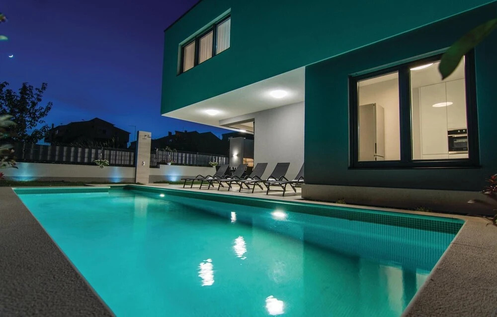 Five-Bedroom Holiday Home In Kastel Kambelovac