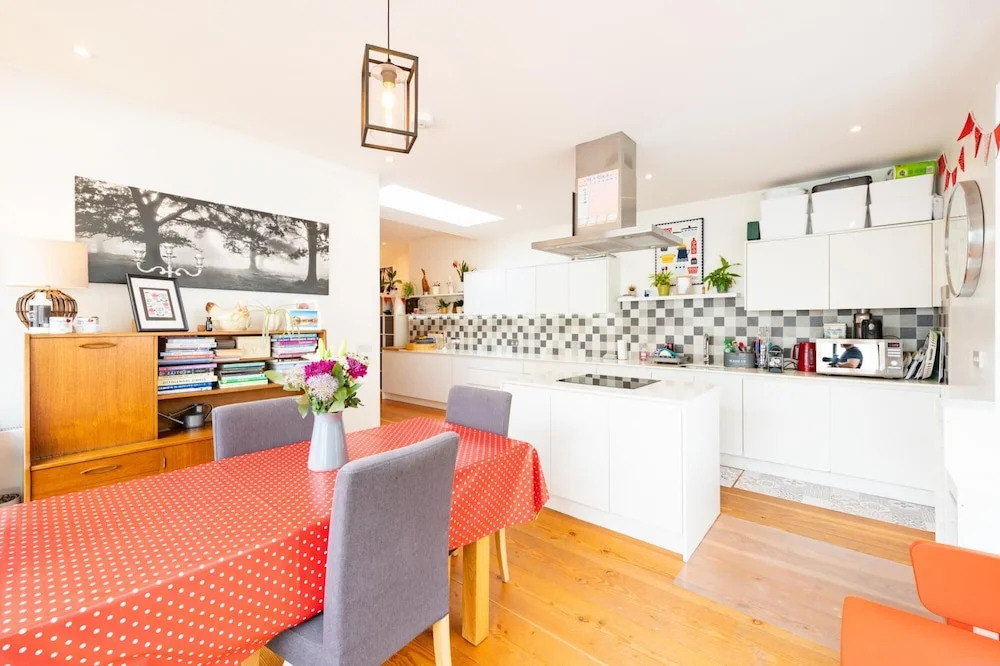 Delightful Family Home With Garden in Balham by Underthedoormat