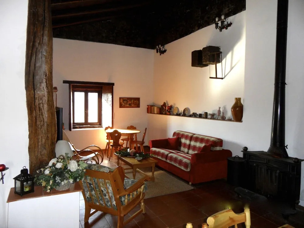 Villa Bonaccorso - antica e maestosa villa con piscina ai piedi dellEtna