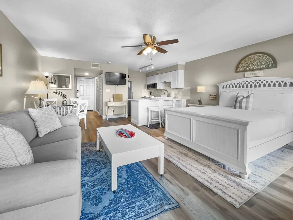 Summersalt 1 Bedroom Condo by RedAwning