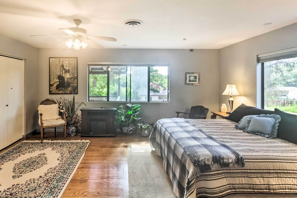 Patio & Yard: Dtwn Cottonwood Home!