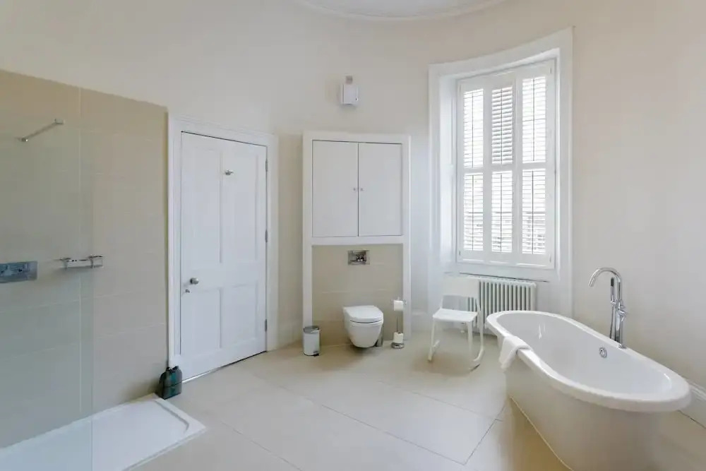Luxurious Bathroom in a Central Georgian Apartment