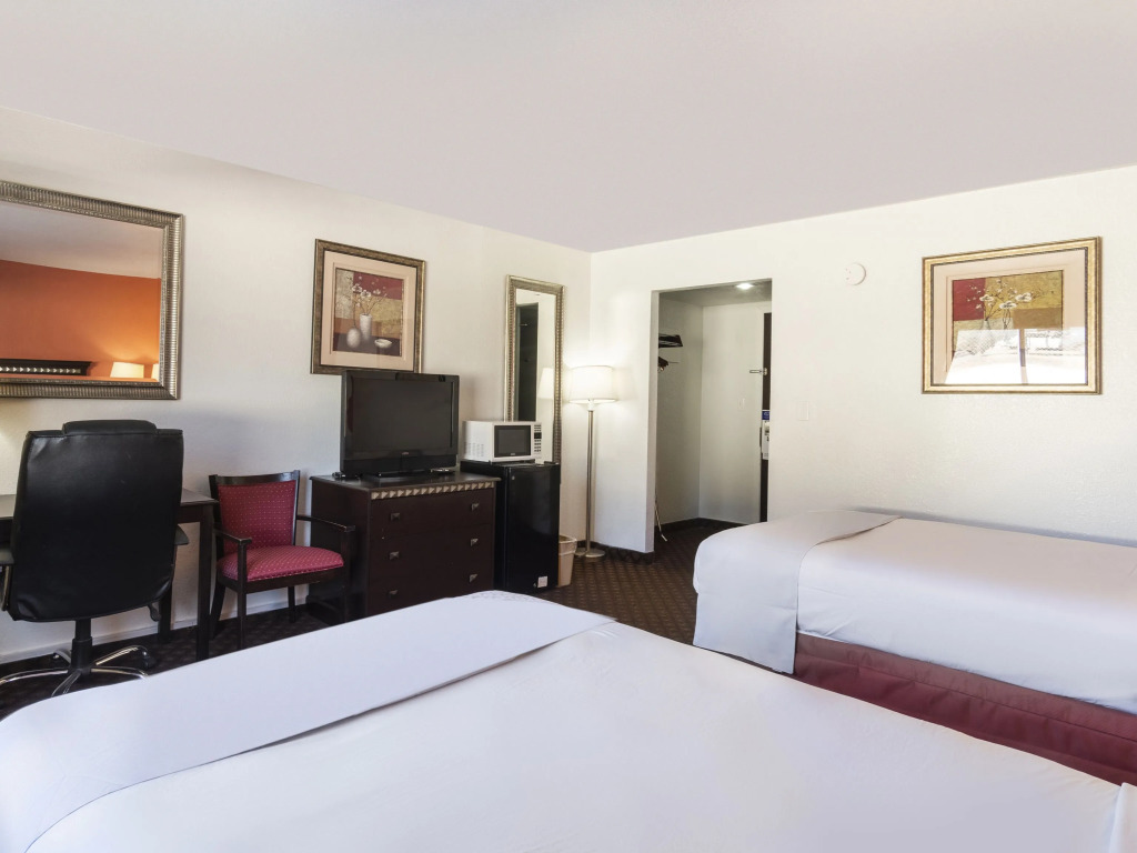 Travelodge by Wyndham Dodge City KS