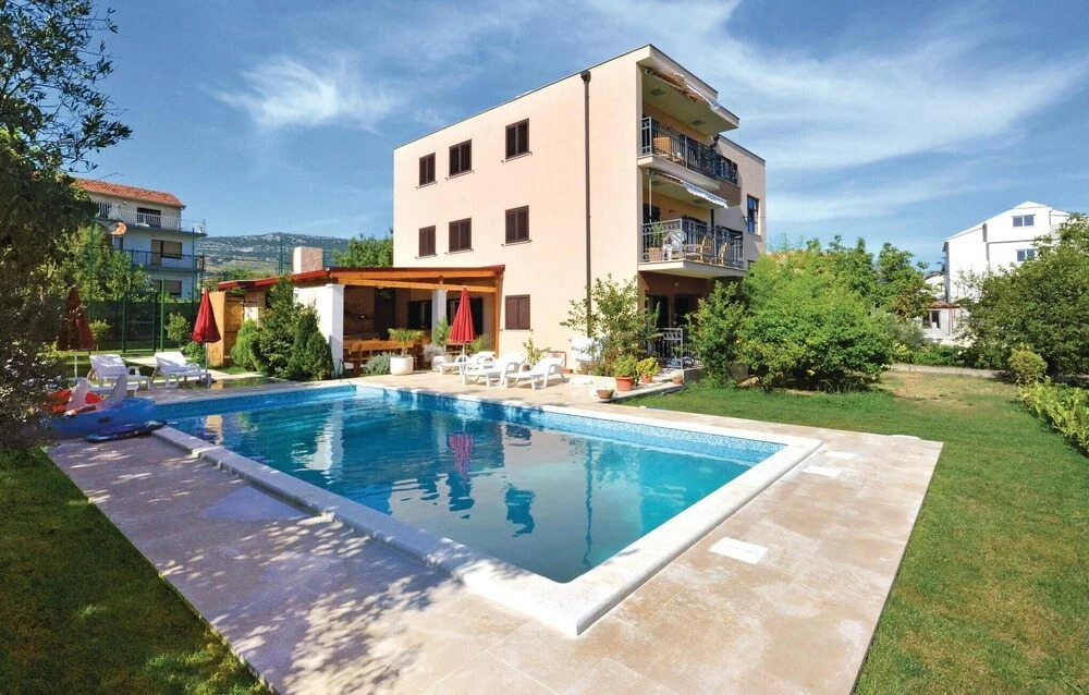 Beautiful Home in Kastel Stafilic With Wifi and 8 Bedrooms