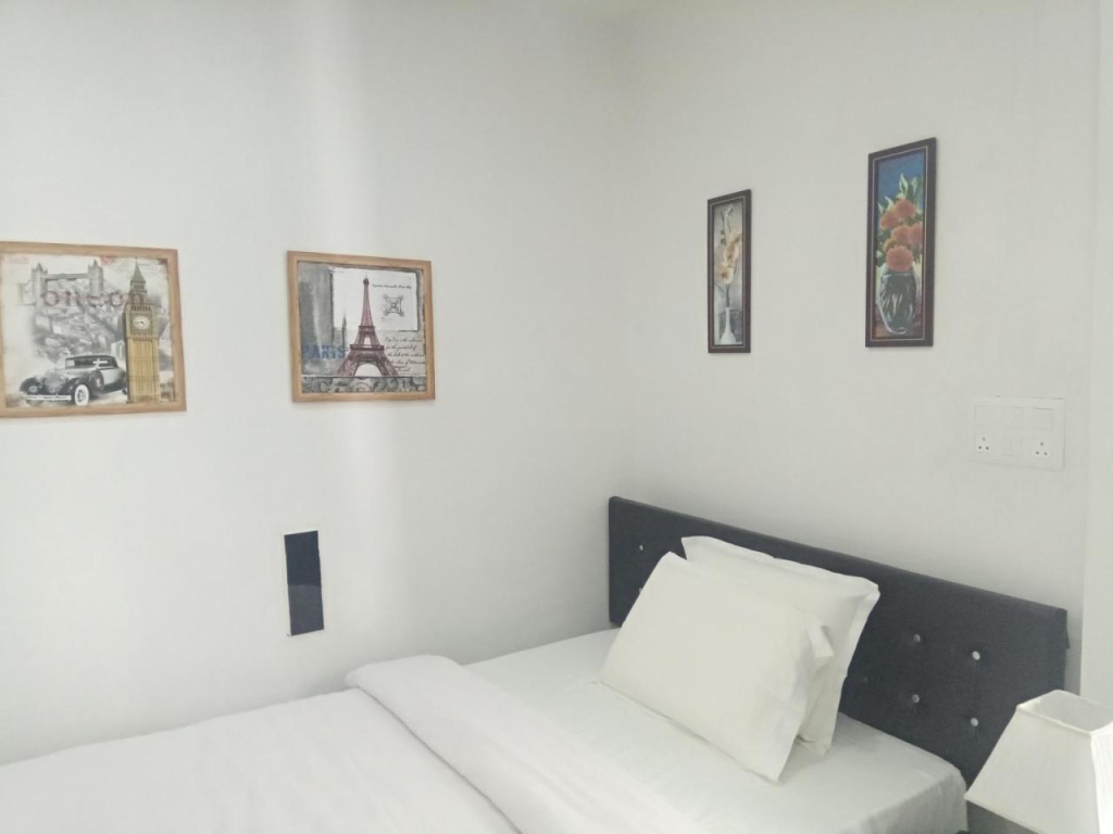 J. I. T HOTEL