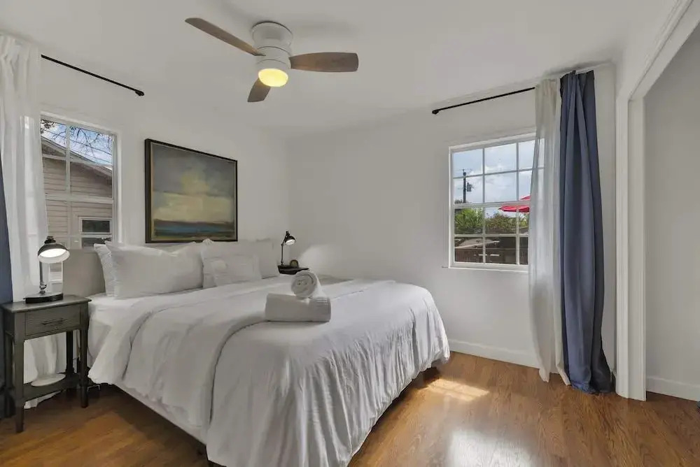 Elegant and Stylish Glenmoor Abode - 5 min to Town