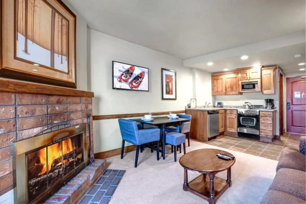 K B M Resorts- Cbi-207 Upgraded 1bd, Wood Fireplace, Full Kitchen, Wifi, Walk to Slopes!