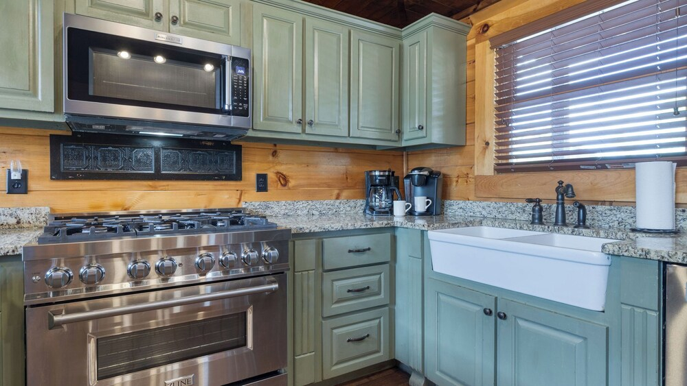 Alpine Mountain Lodge by Avantstay Sleeps 19 Luxury Cabin Game Room, Hot Tub Dollywood