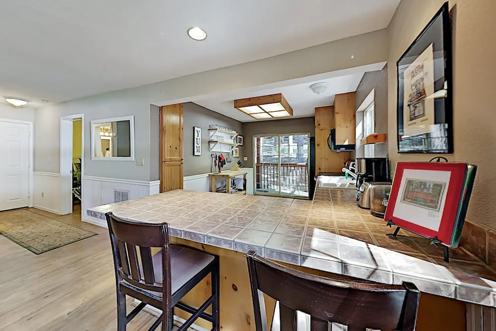 Tranquil Big Deck, Pool Table, Near Trails 3 Bedroom Home