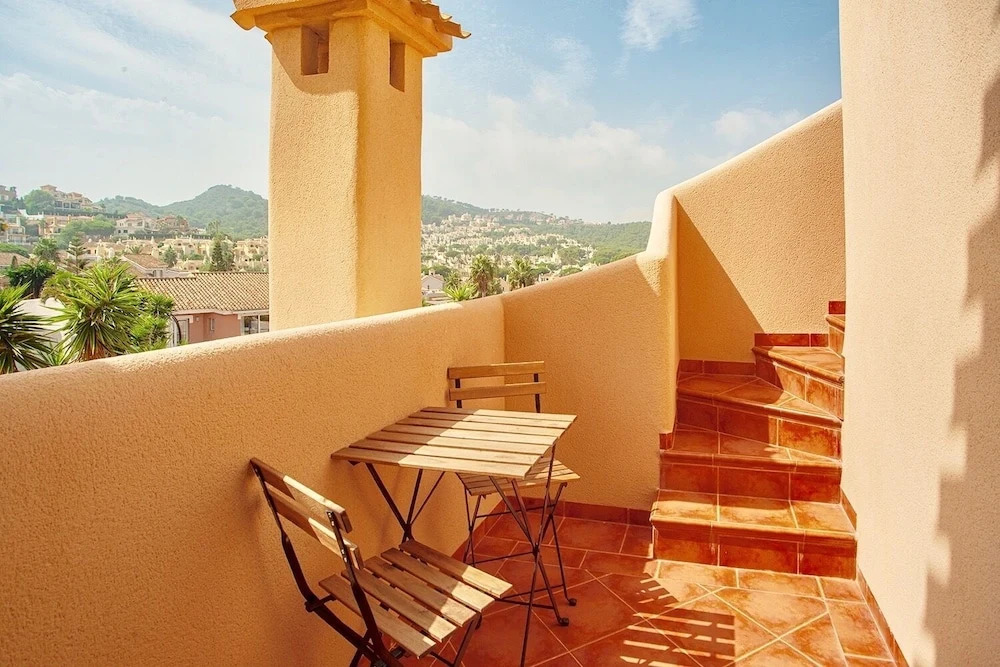3 Bed House - Sleeps 6 - Pool - Garden - Parking