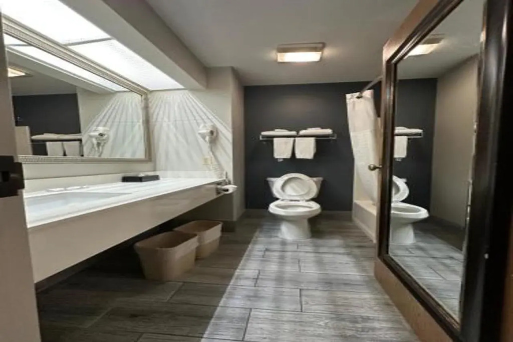 Holiday Inn Express Hillsboro I-35