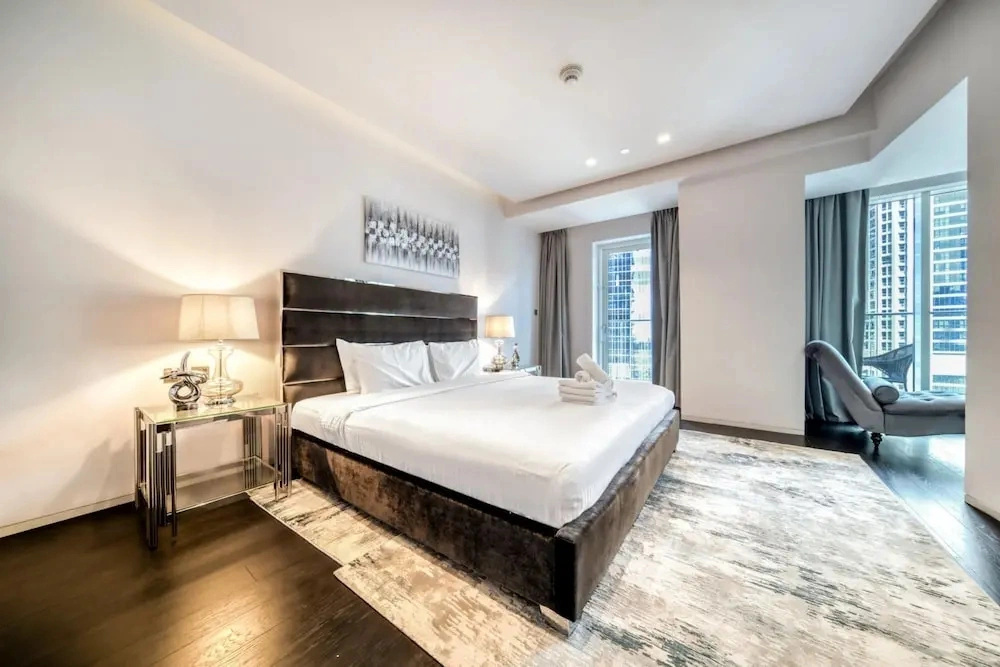 High-end Luxe Apt w Marina Views