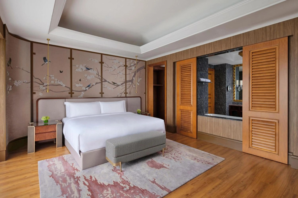 The Ritz-Carlton Jakarta, Mega Kuningan