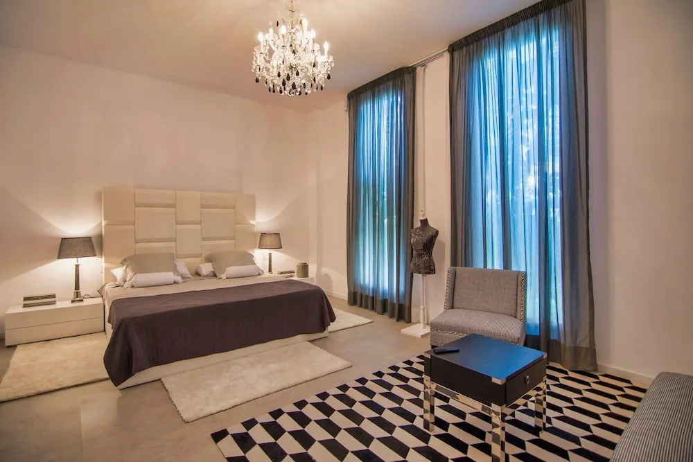 Contemporary Villa 5 bedrooms, huge plot, private pool, short distance beach