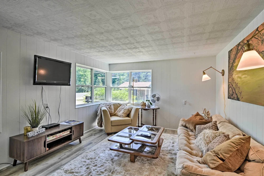 Stylish Dog-friendly Bungalow: Steps to Elk Lake
