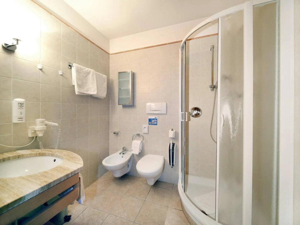 Flora Hotel & Suites