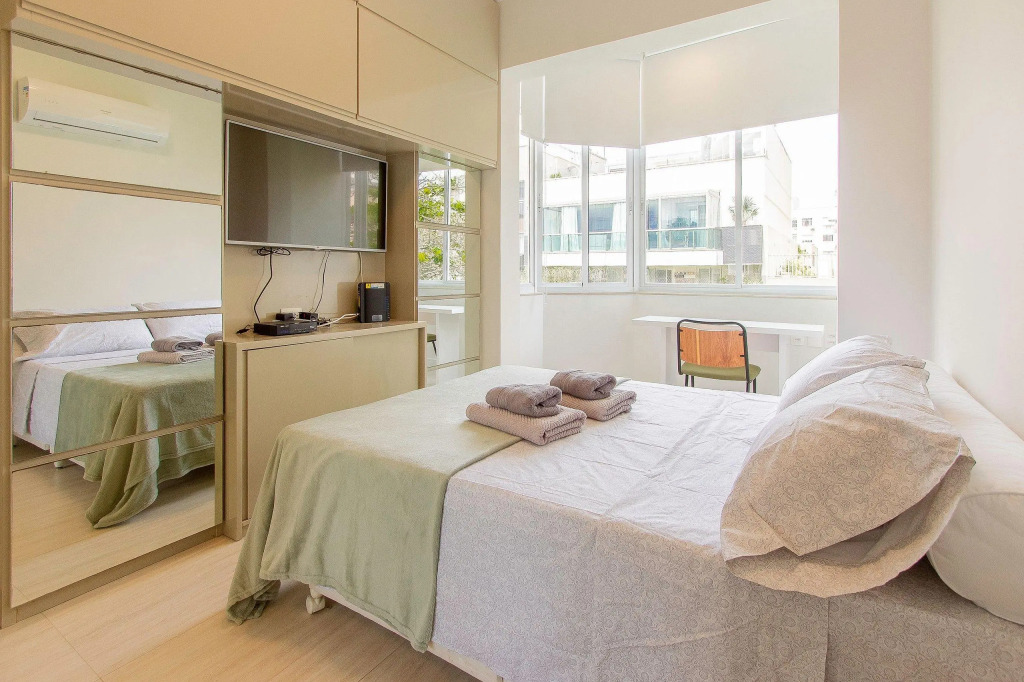 Line Rio Aconchegante e Completo 2Qts a 150m da Praia do Leblon com Internet 500Mbs, Som Bluetooth e Work Station