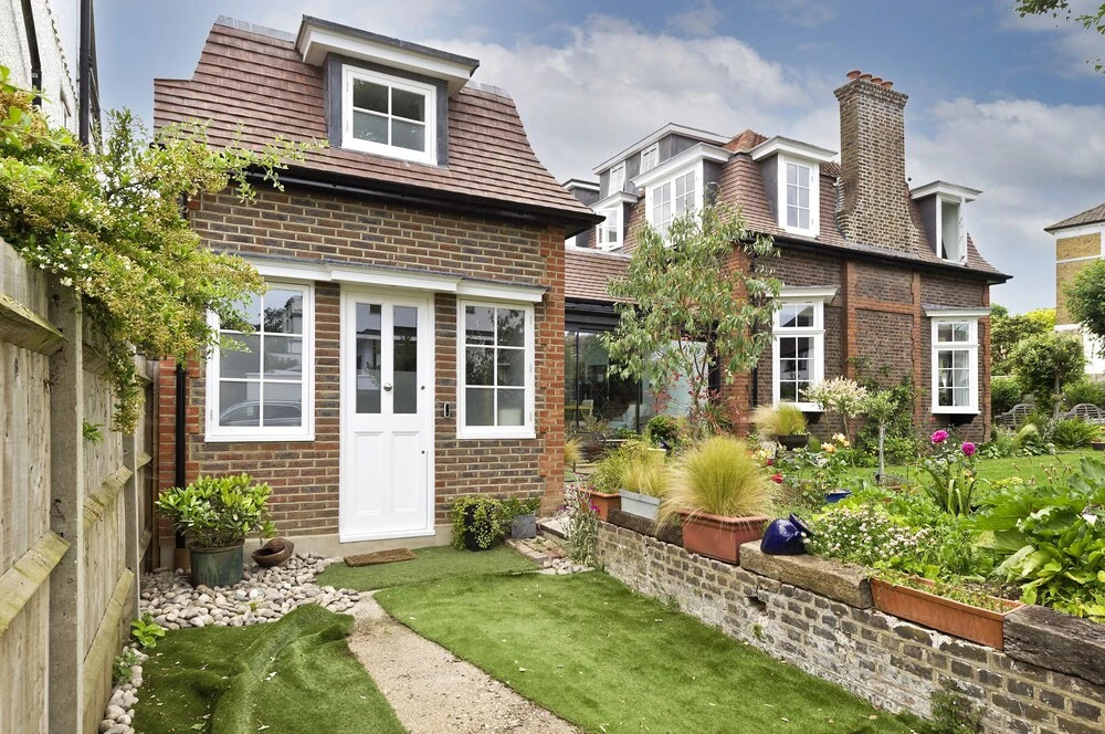 Charming Home With Patio Close to Wimbledon Park by Underthedoormat