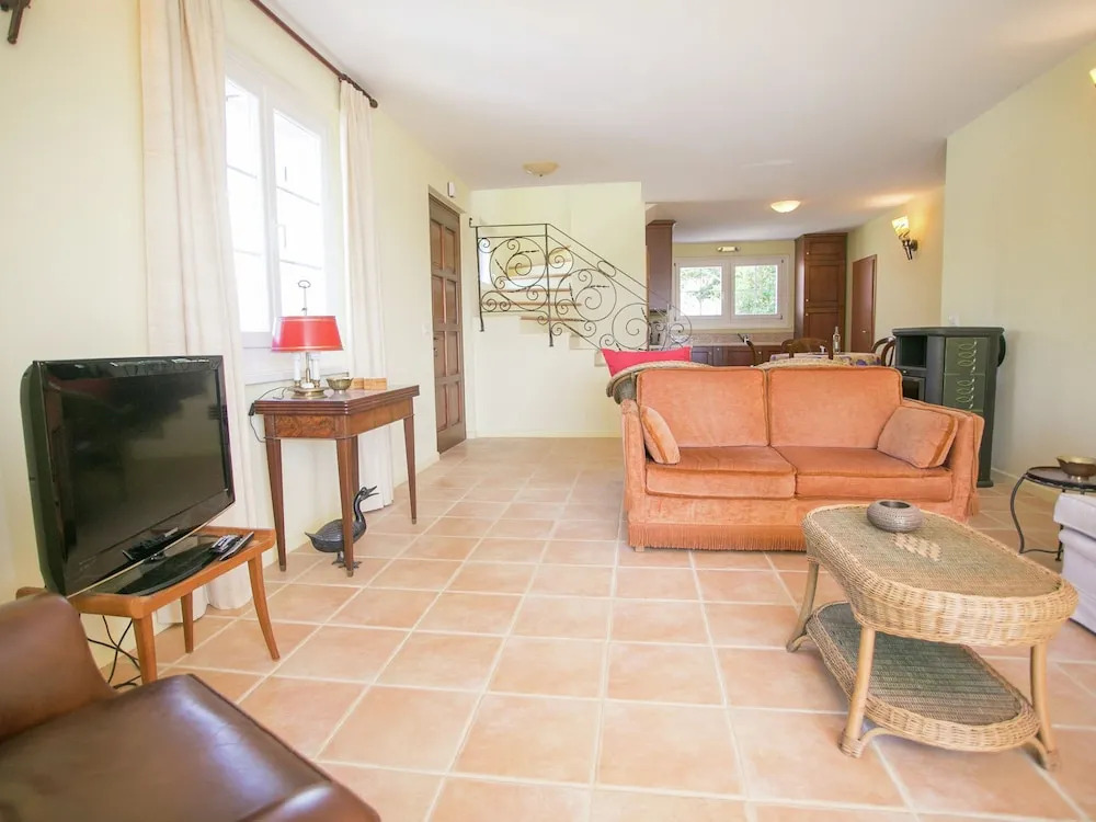 Family House in Quiet Peacefull Location, Private Pool and BBQ in Garden