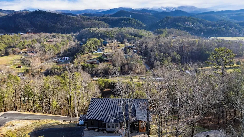 Modern Smoky Mountain Stay With Two Decks, Plunge Pool & Game Room Overlook Lodge by Avantstay