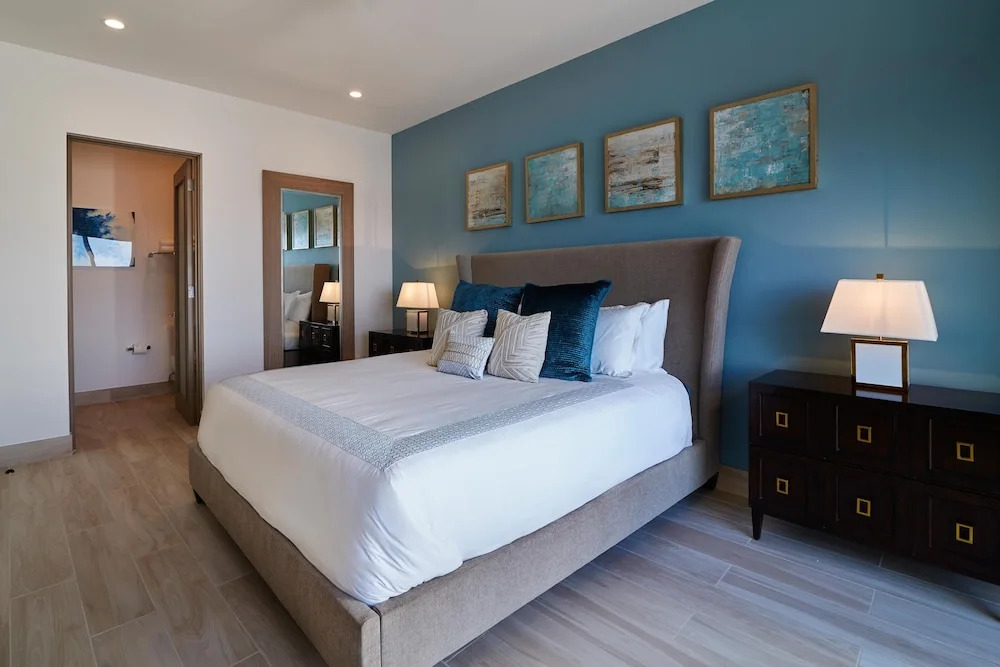 Luxurious Oceanfront Living, Minutes From Downtown: Villa Land's End
