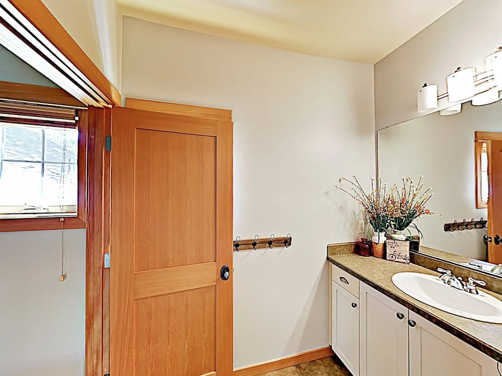 New Listing! 44 Freemont Crossing W/ Hot Tub 3 Bedroom Townhouse