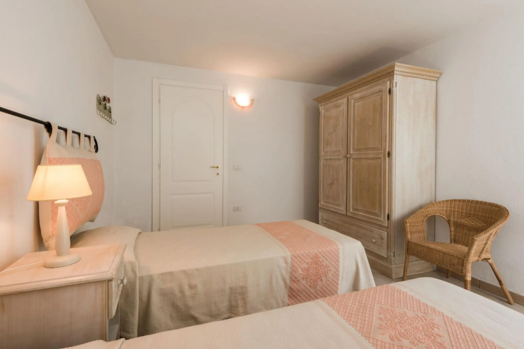 It consists of 3 bedrooms with air conditioning (one triple with a double and a single bed, a twin b-S'ABBA DI GIU'
