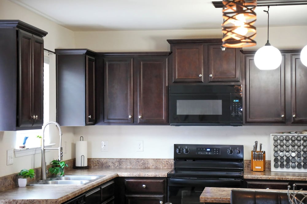 Modern 4 Bedroom Home Near Uptown