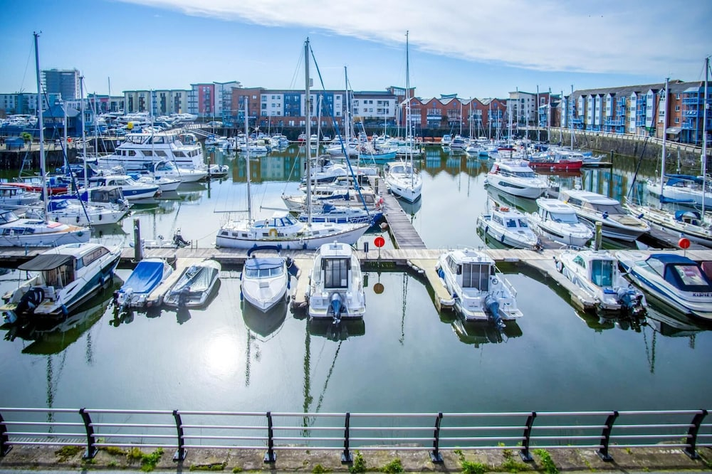 The Crows Nest - 1 Bed Apartment - Swansea Marina