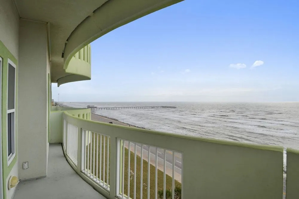 Seawall Condo with Birds Eye Views by RedAwning