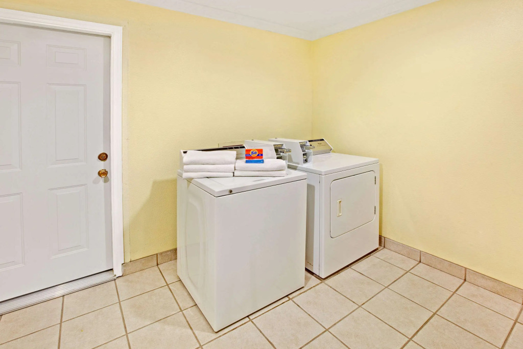Days Inn by Wyndham Baytown TX