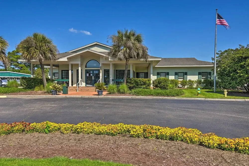 2 Mi to Beach: Myrtle Beach Golf Course Escape!